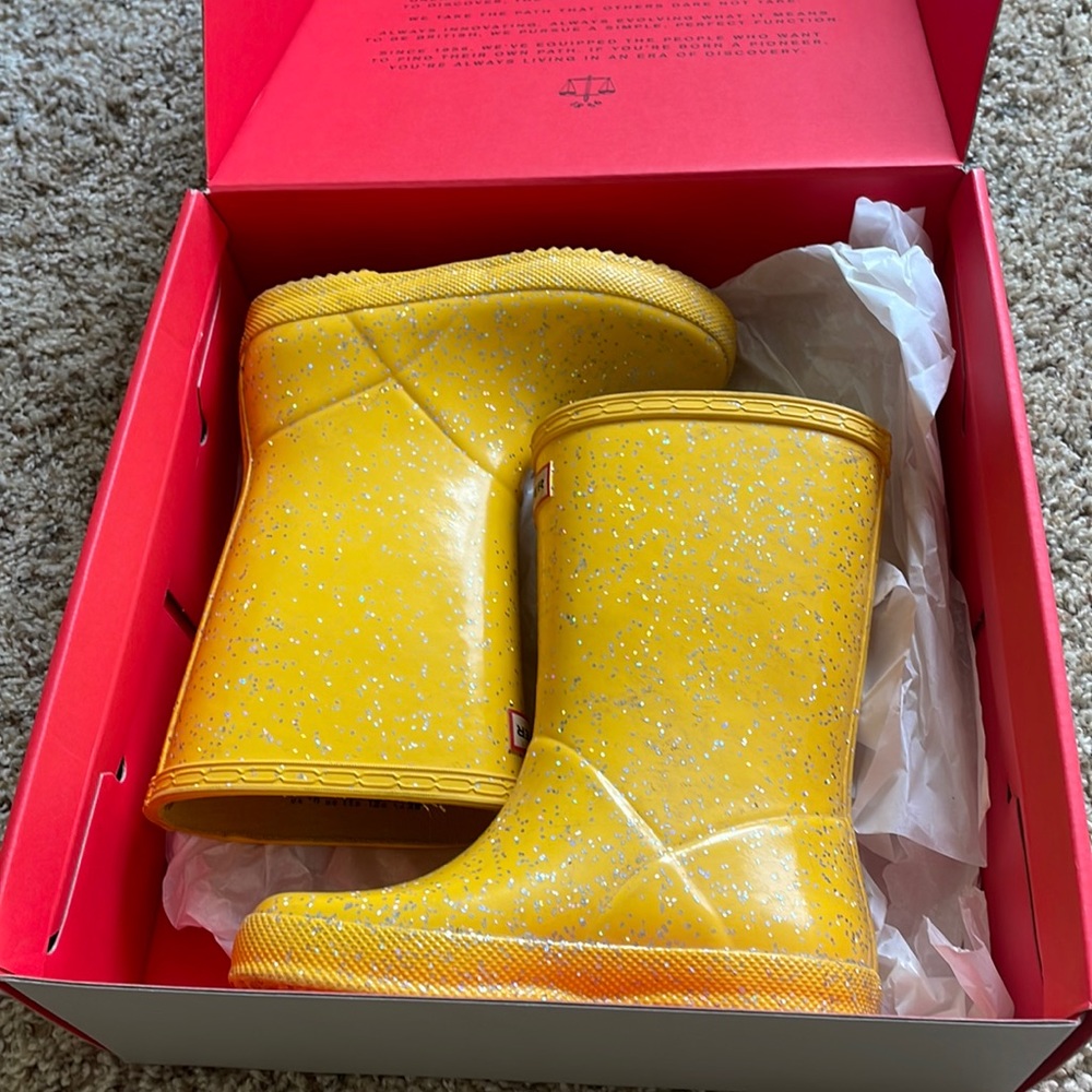 Hunter Boots Toddler Size 10 yellow sparkle boots soooo cute!